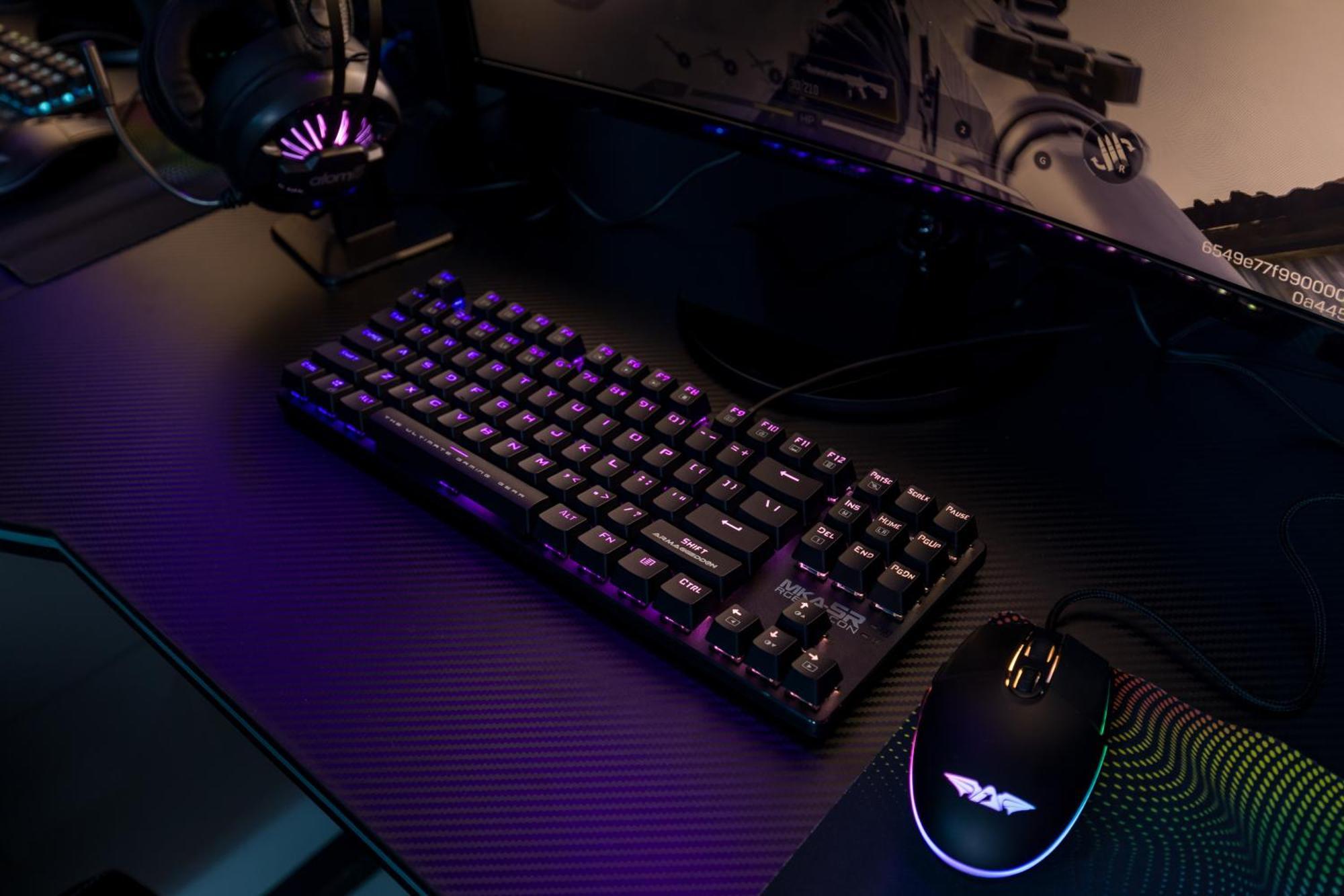 Arte Mont Kiara Aparthotel Kuala Lumpur Exterior foto A Razer gaming keyboard and mouse