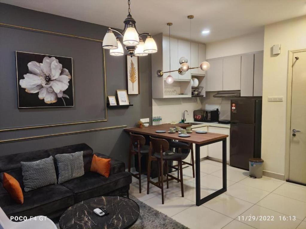 Arte Mont Kiara Aparthotel Kuala Lumpur Exterior foto A modern living room with a kitchen